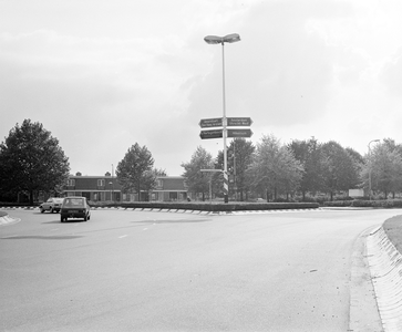 884343 Afbeelding van de zuil met ANWB-richtingborden, geplaatst op het Anne Frankplein te Utrecht, met op de ...